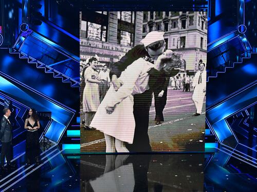Sanremo, Matilda De Angelis mostra la foto del bacio ma sbaglia la storia
