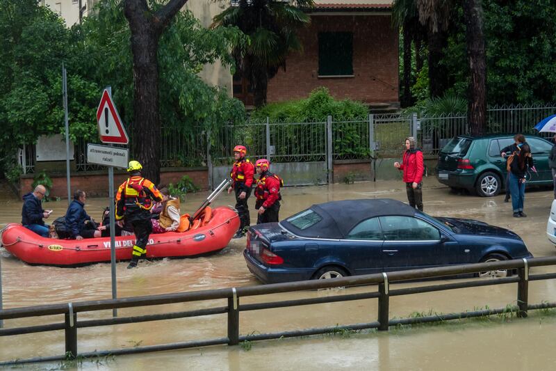 Volontari per l'alluvione: così i due stranieri rubano 6000 euro agli anziani