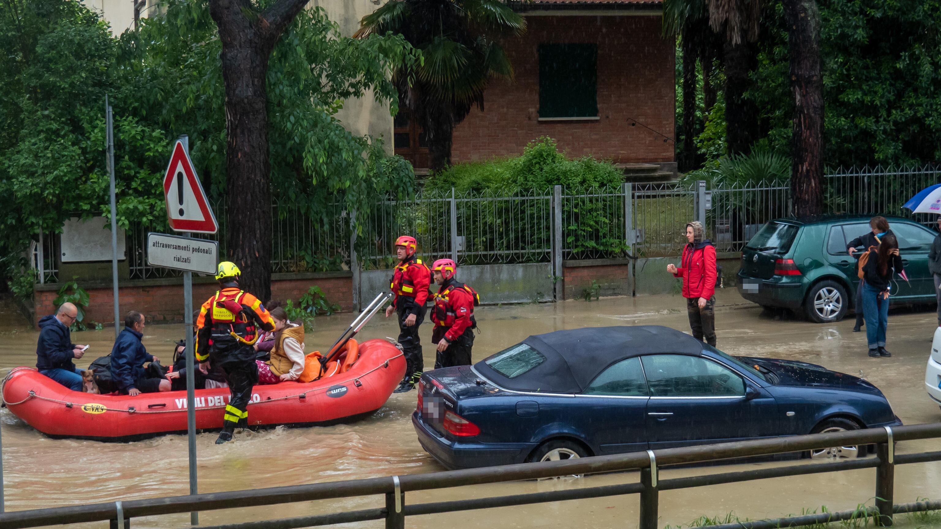 Volontari per l'alluvione: così i due stranieri rubano 6000 euro agli anziani