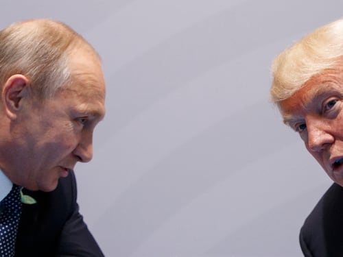 Trump, assist a Putin: “Sì al gasolio russo, i prezzi caleranno”