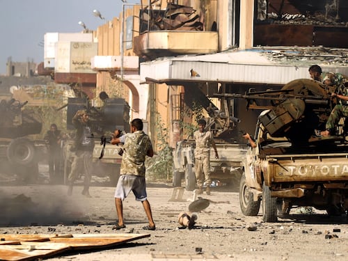 Libia, nuovi raid aerei di Haftar: colpito aeroporto di Mitiga