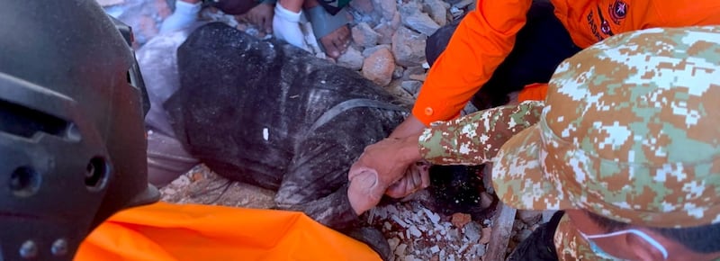 Terremoto in Indonesia di magnitudo 7.7: almeno 20 vittime, edifici distrutti