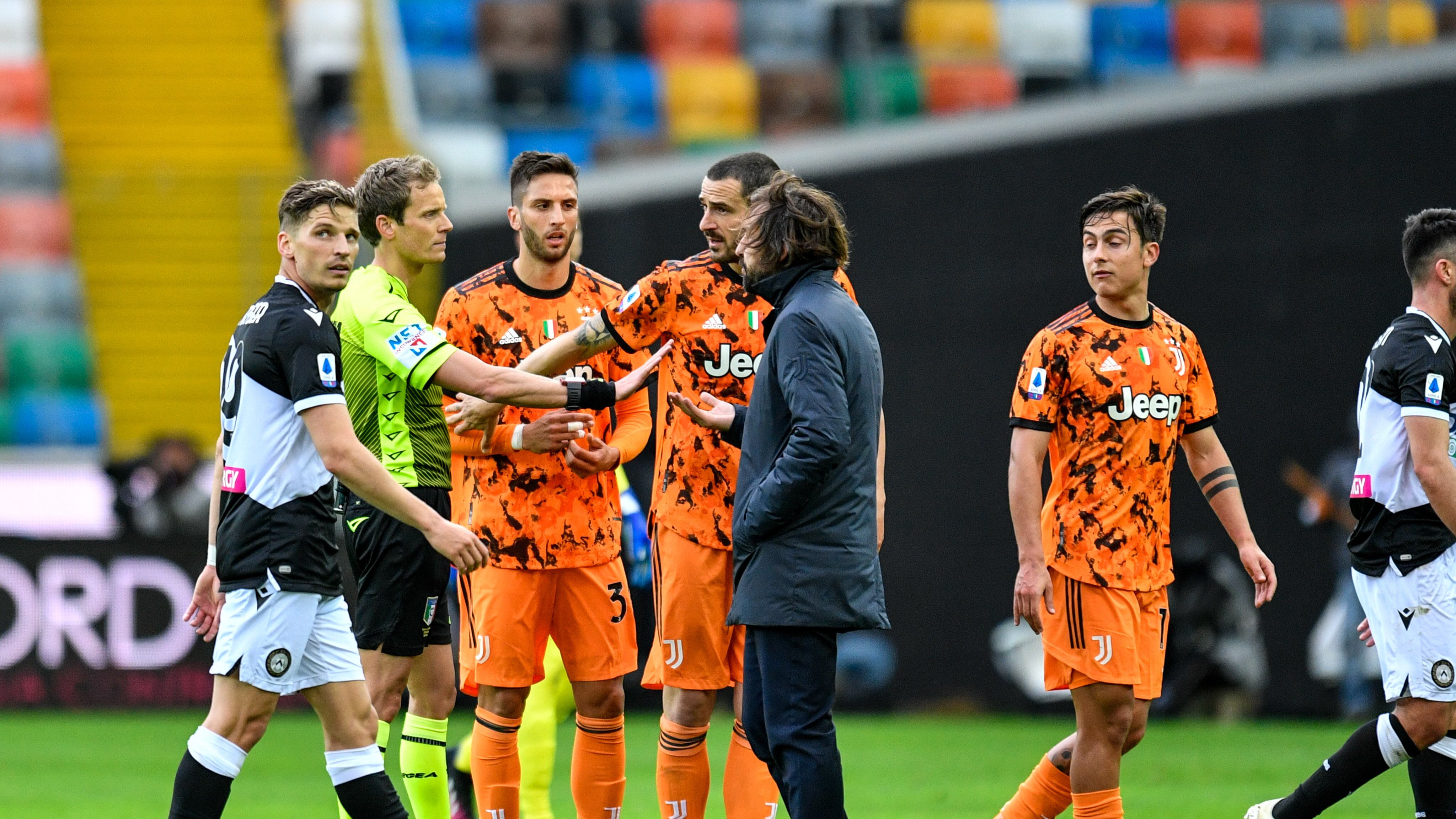"I giocatori della Juve hanno accerchiato e condizionato l'arbitro". Ecco cos'è successo a Udine