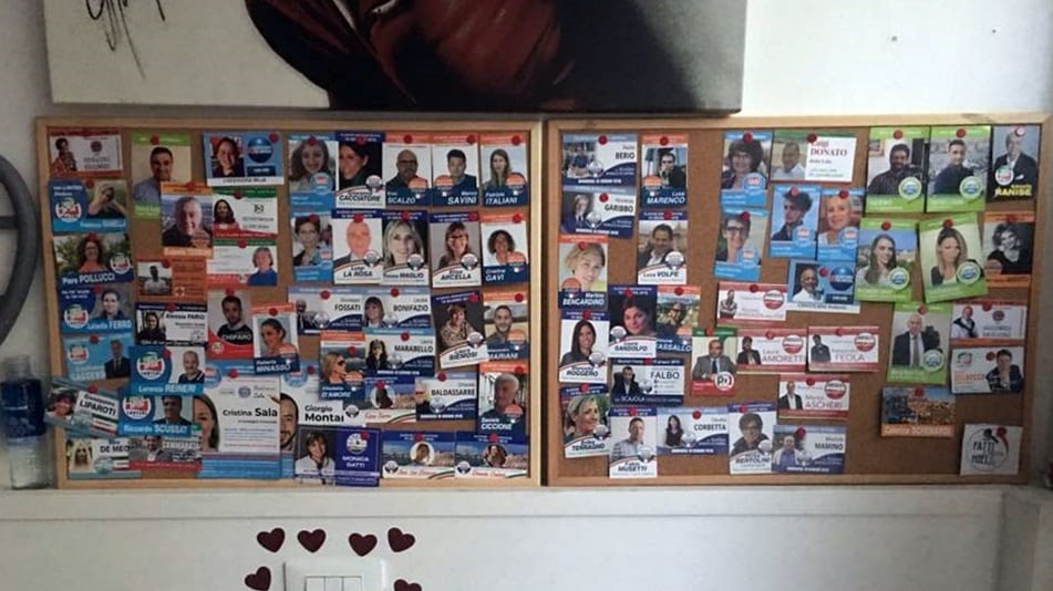Il santino elettorale diventa cult: nasce il gruppo Facebook per scambiarli