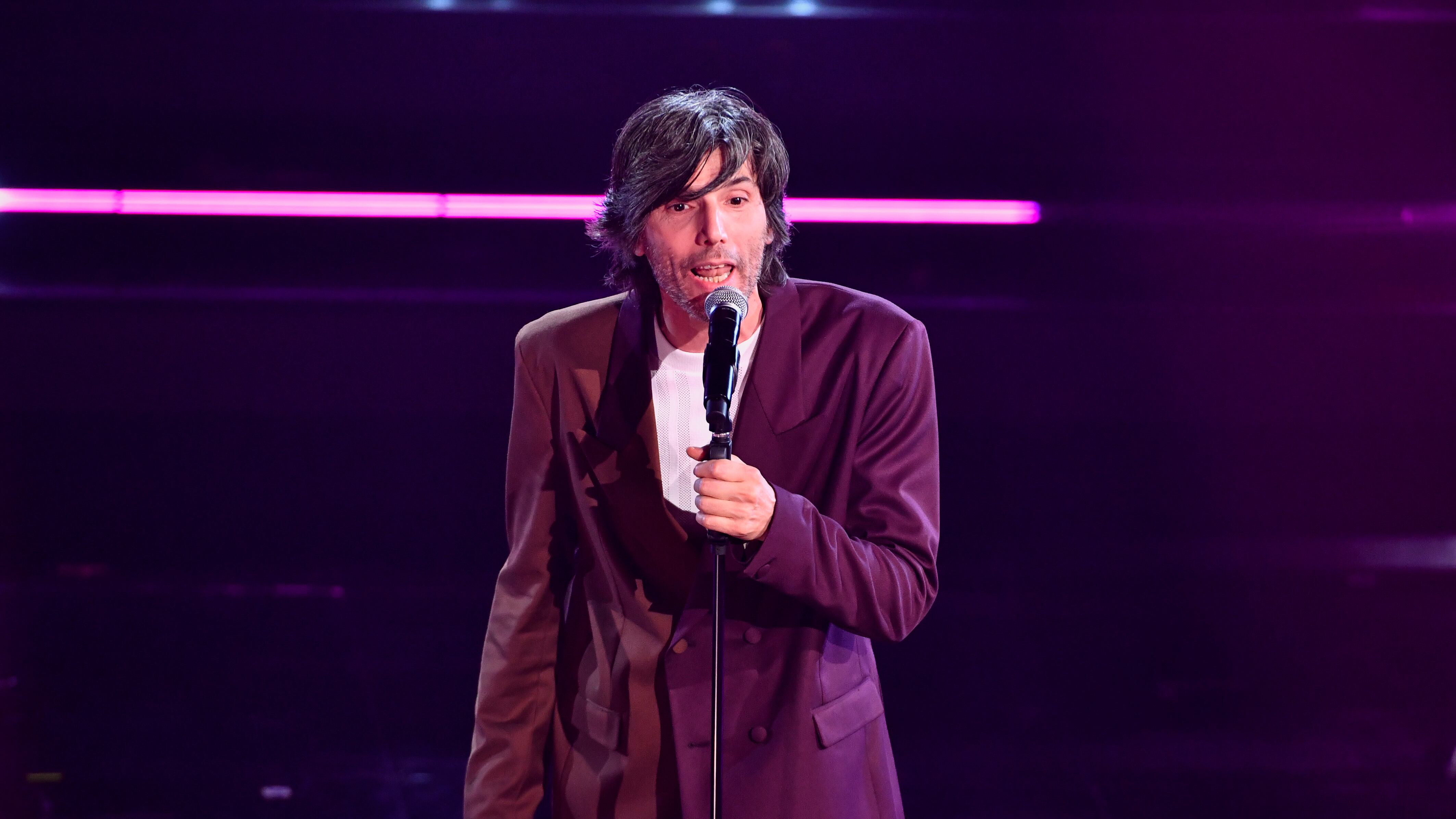 Bugo sbrocca e lancia il microfono durante il concerto: "Non ce la faccio..."