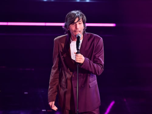 Bugo sbrocca e lancia il microfono durante il concerto: "Non ce la faccio..."