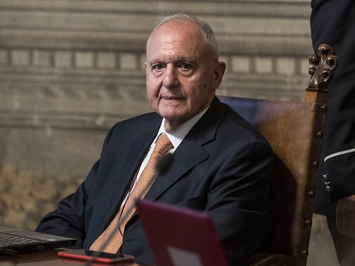 Savona e il caso dei libri acquistati con i soldi del ministero