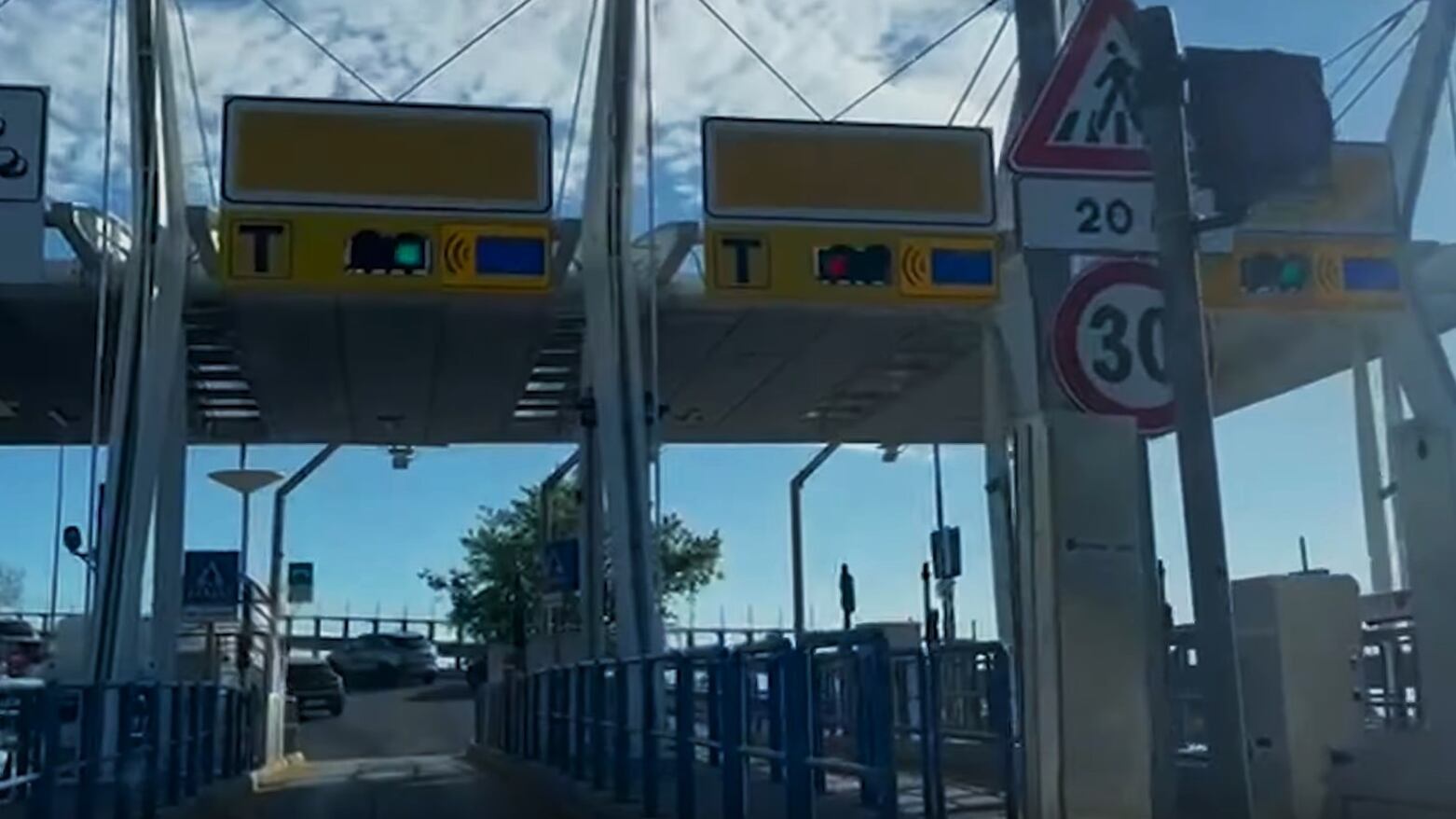 Cartelli e corsie dedicate, il telepedaggio e il significato della lettera "T"