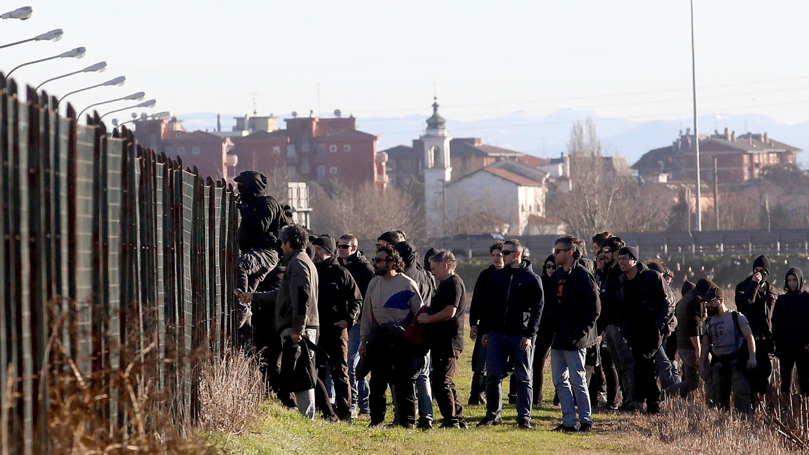 La protesta anarchica dilaga: sassaiola e slogan al carcere di Opera