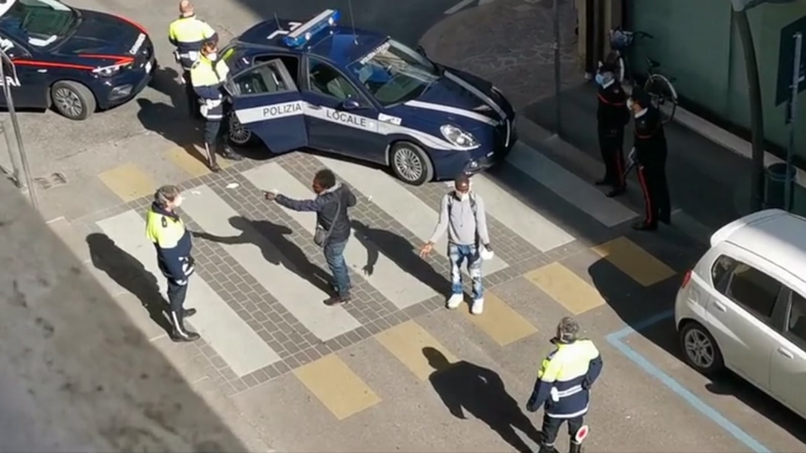Vicenza, stranieri fuori controllo: prima strappano le multe, poi bottigliate ai residenti