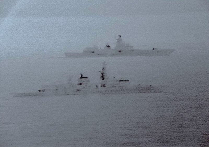 La fregata della Royal Navy scorta la nave russa 2