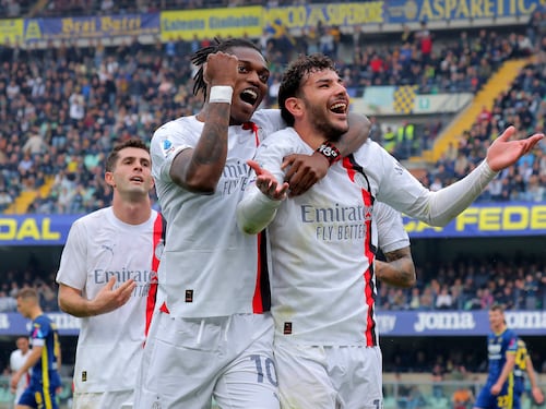 Il Milan espugna Verona, stacca la Juventus e consolida il 2° posto