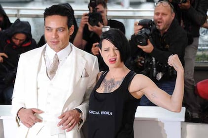 Asia Argento sexy in bikini a righe 25