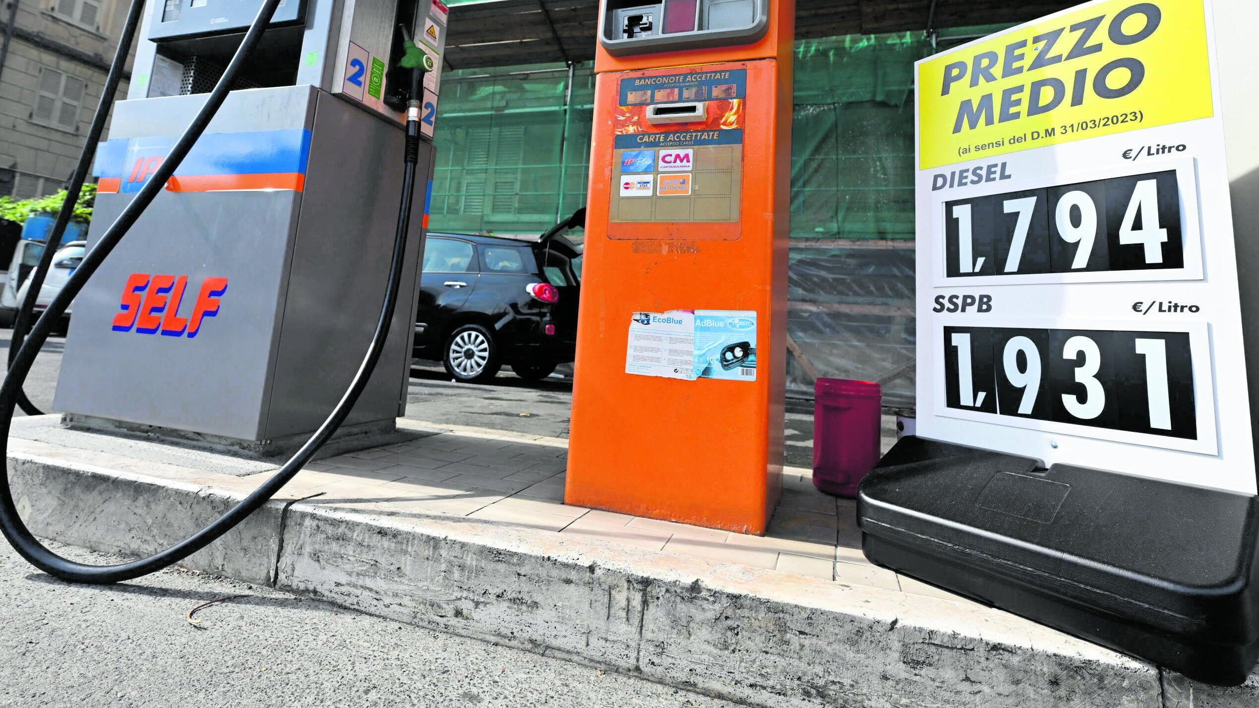 Caro carburanti, addio allo sconto sulle accise