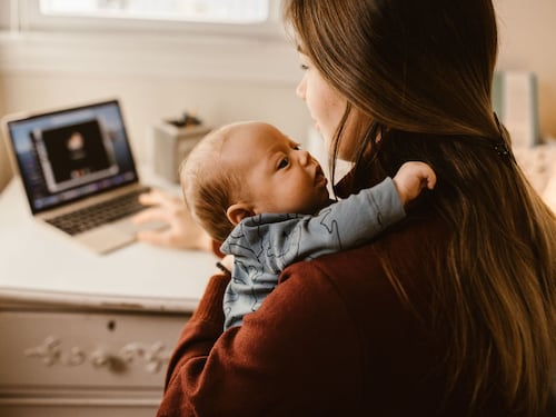 Bonus Mamme da 720 euro, la circolare Inps: i requisiti per riceverlo a dicembre e come presentare domanda