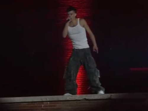 Il colpo di testa di Blanco al concerto: fugge dal palco. Security e cameraman in tilt