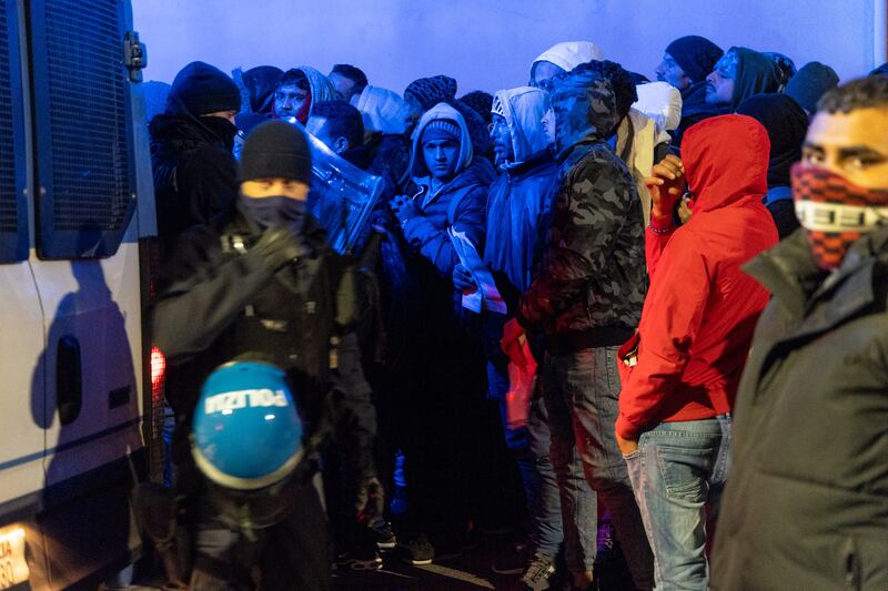 Disordini in via Cagni a Milano: cariche della polizia per disperdere i violent 9