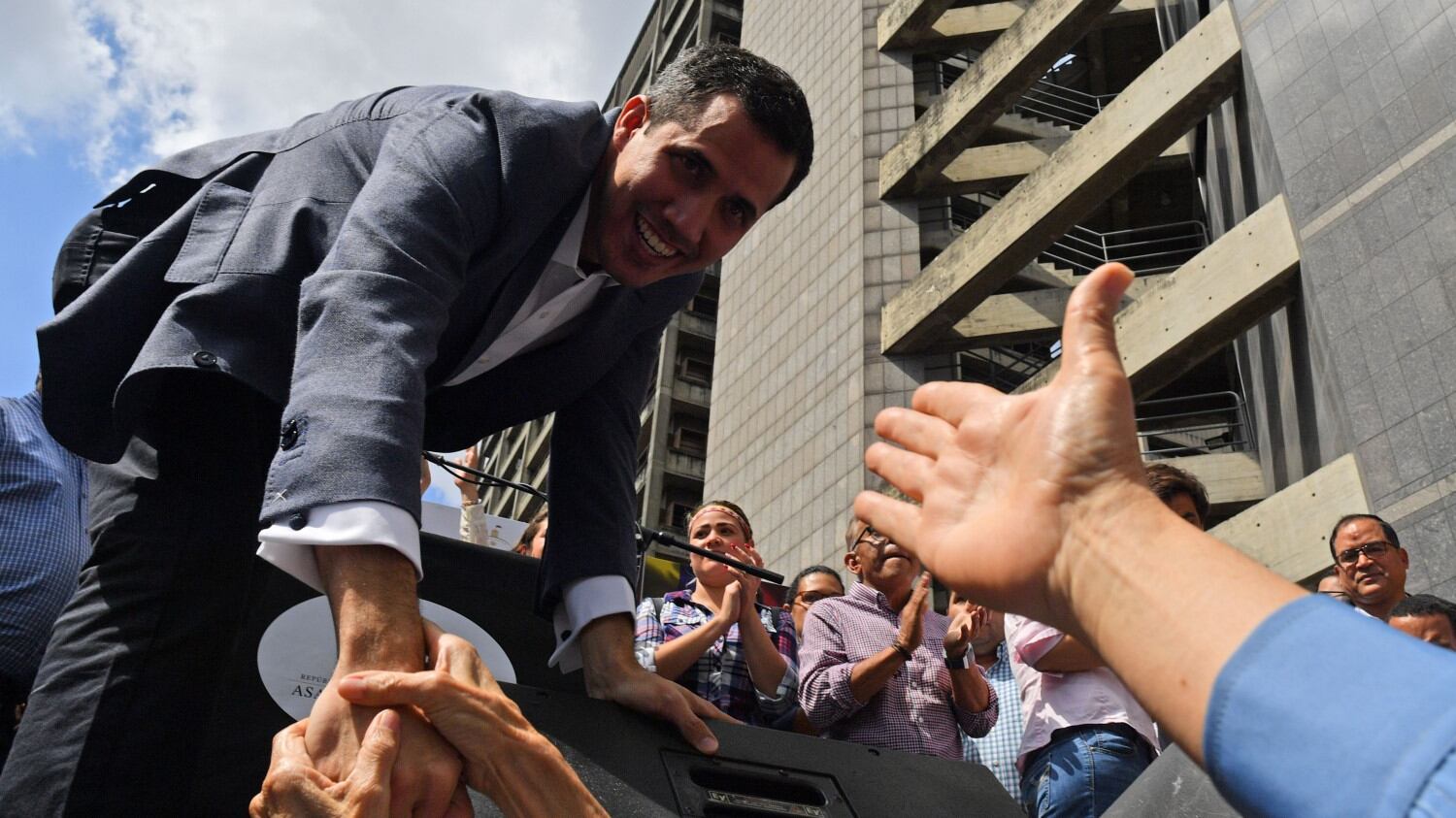 Guaidó è tornato a casa e ora rischia l'arresto. Gli Usa: "Non toccatelo"