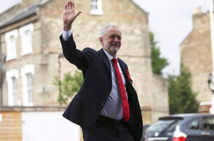 Jeremy Corbyn al voto 8