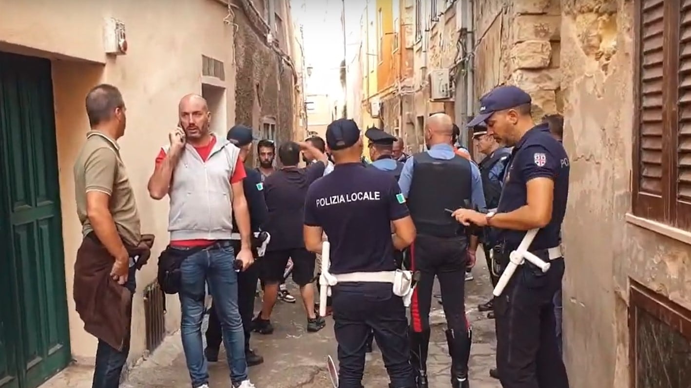 Far West nel centro di Sassari: rissa con coltelli e machete tra stranieri, poi gli spari