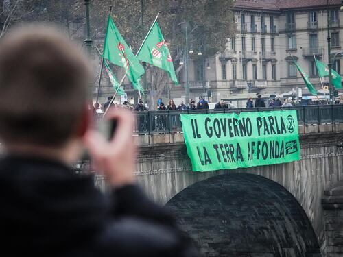 Il blitz degli ambientalisti a Roma, Venezia, Milano, Torino e Bologna