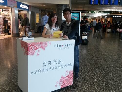Malpensa, lo shopping helper assiste i passaggeri cinesi