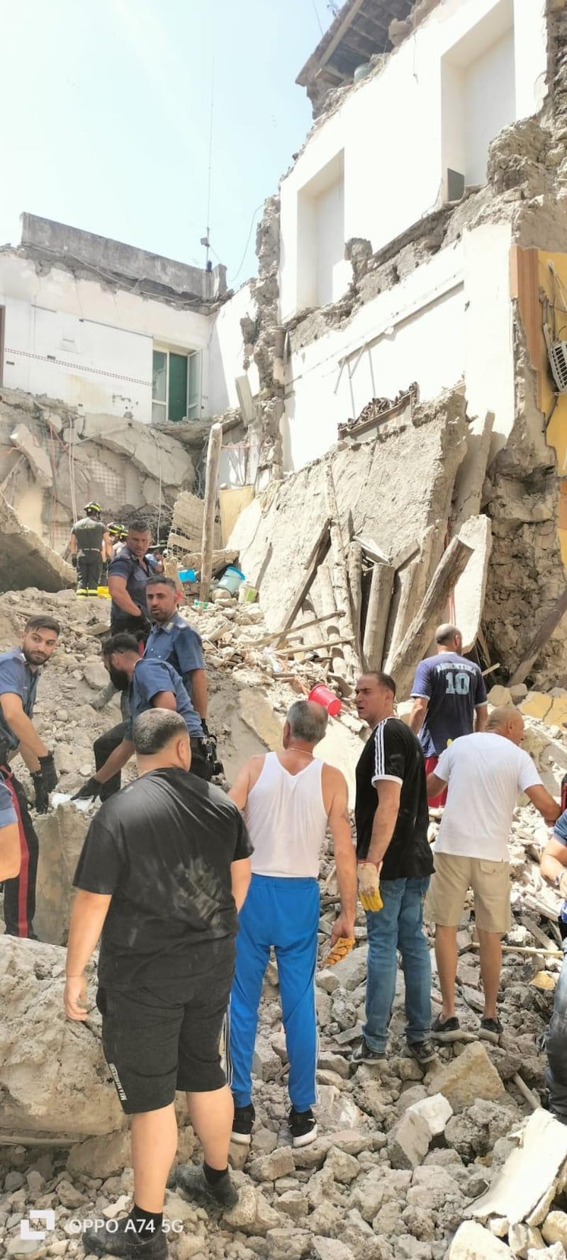 Crollo della palazzina a Torre del Greco 1