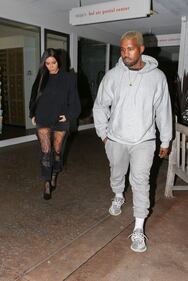 Kim Kardashian sexy con i capelli rosa 19