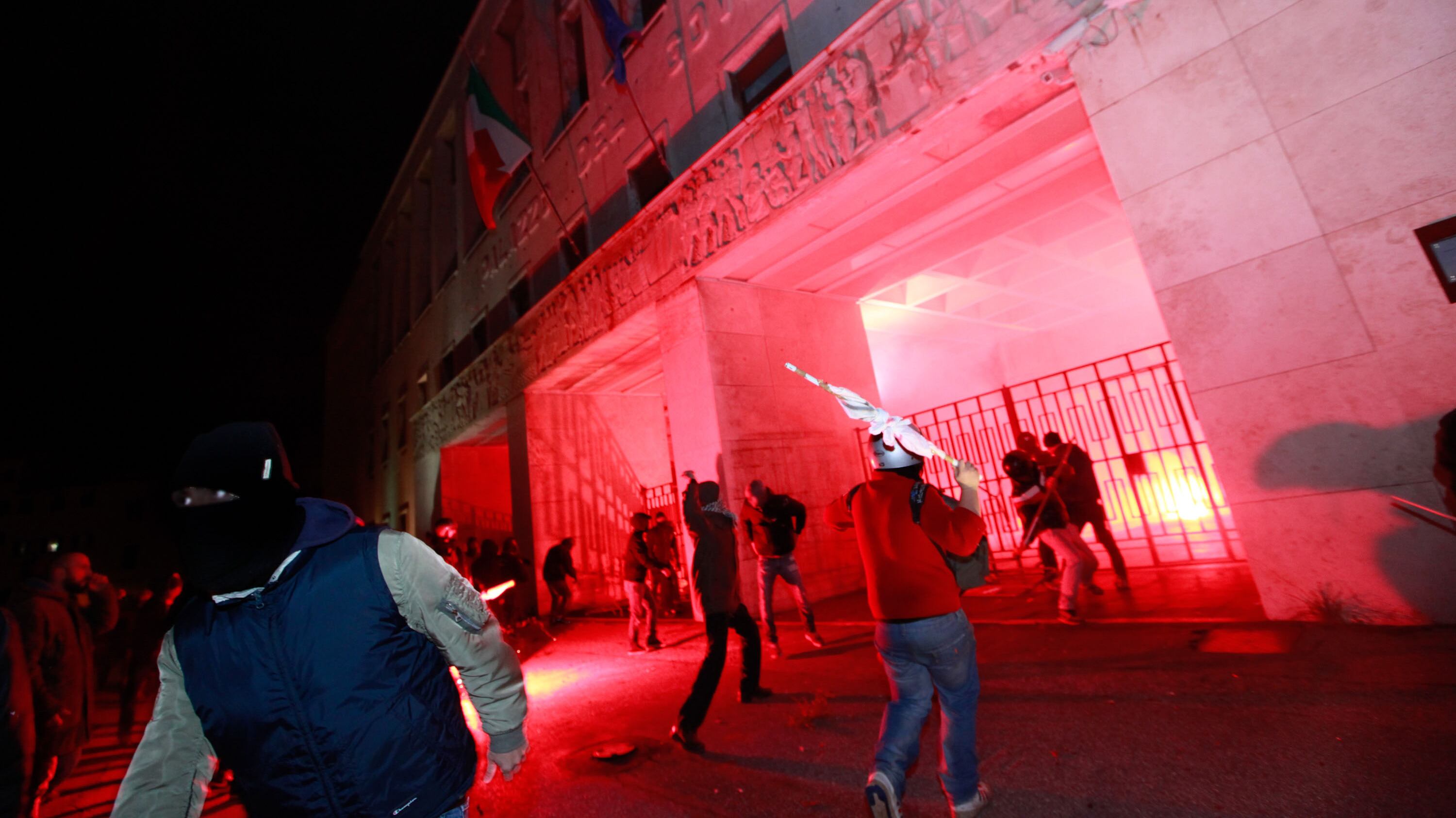 Livorno, antagonisti assaltano la prefettura, cinque agenti feriti