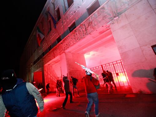 Livorno, antagonisti assaltano la prefettura, cinque agenti feriti