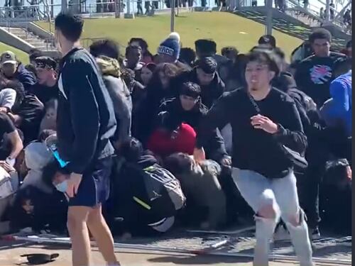 "Le persone hanno iniziato a cadere...". Calca e morti al concerto del rapper