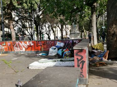 Napoli, il degrado di piazza Cavour 2