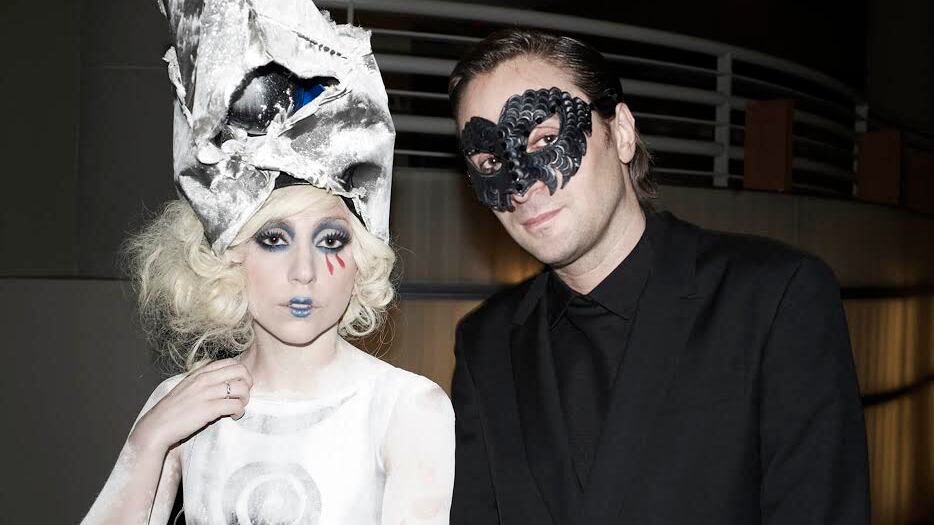 Ricamo, classici, Lady Gaga. Francesco Vezzoli ci è o ci fa?