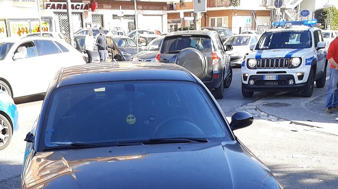 Investe bambino e va al bar: egiziano rischia il linciaggio