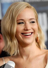 Jennifer Lawrence senza reggiseno alla première di Joy 30