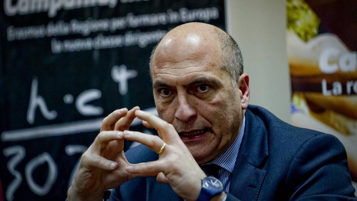 "Abbiamo colpito". Gli sms, le "cravatte" e i soldi per l'"uomo del Marocco" Cozzolino