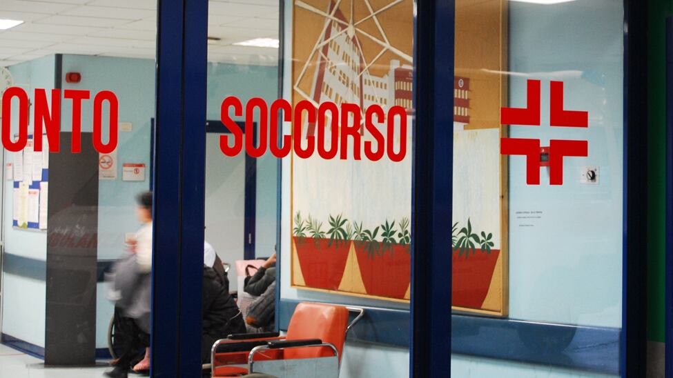 Salerno, fingono di sentirsi male e rubano attrezzi e medicine in ospedale