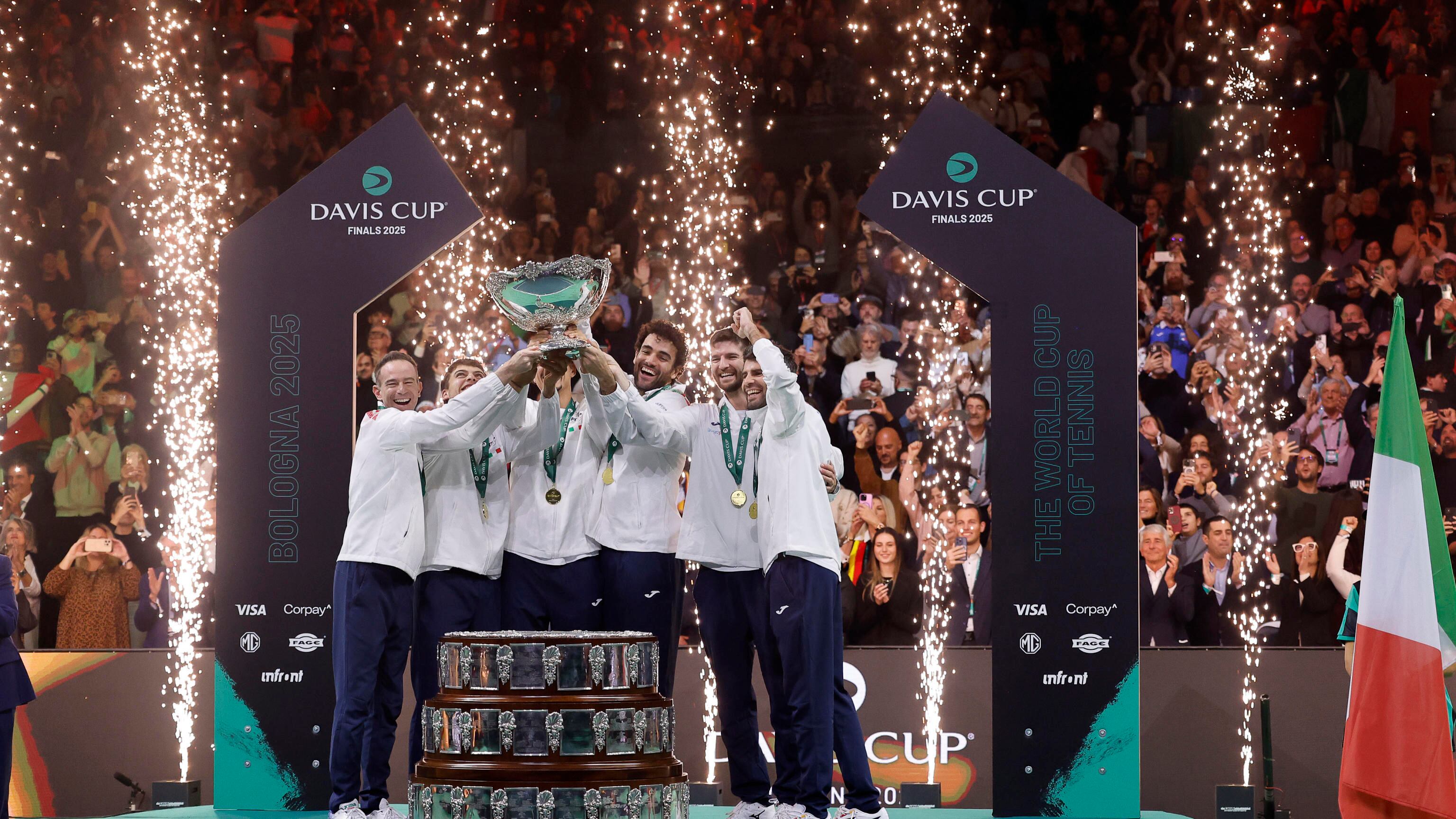 Coppa Davis, l'Italia è campione: eccezionali Cobolli e Berrettini, Spagna dominata 2-0