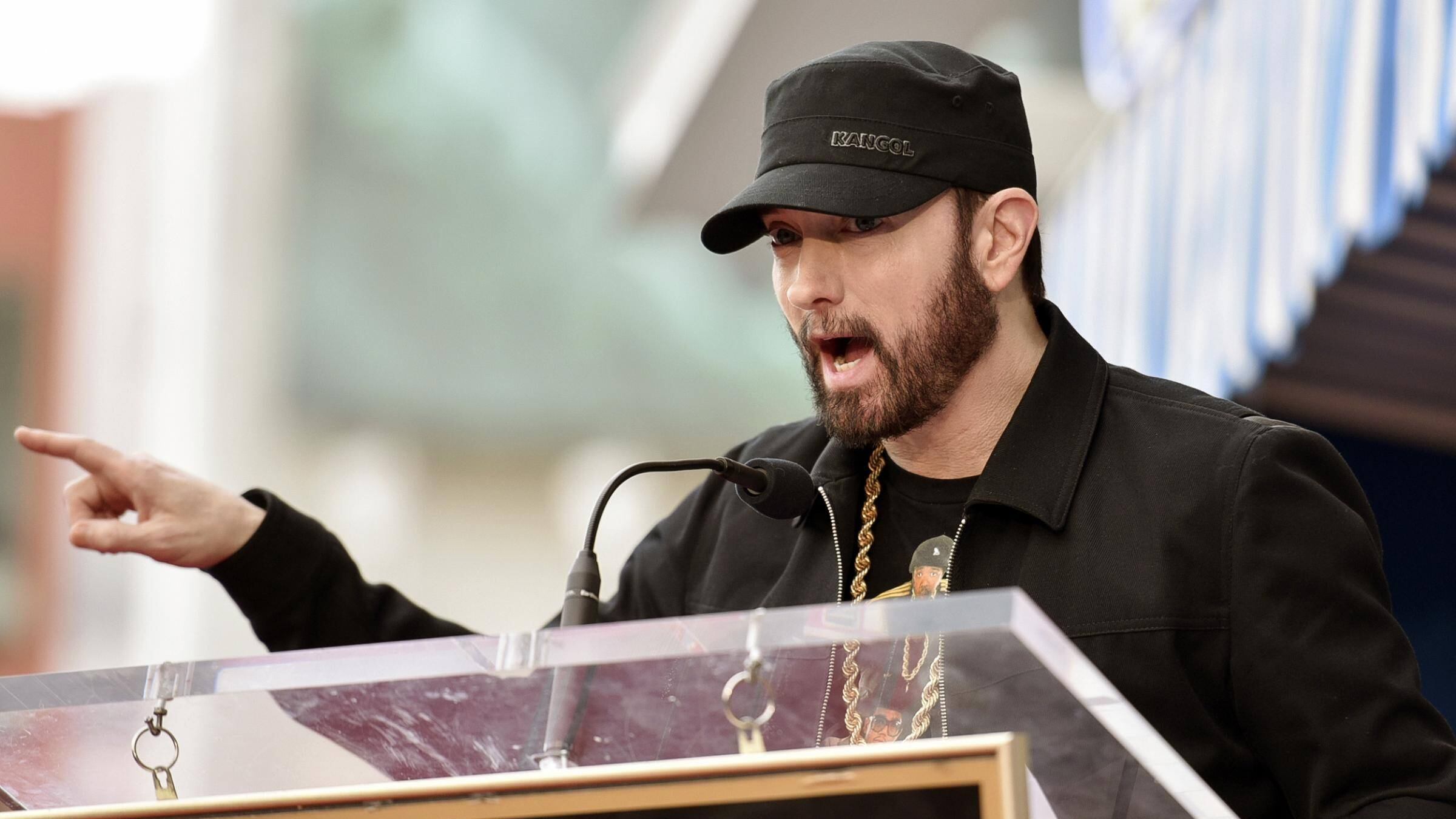 Eminem dona spaghetti a medici e infermieri