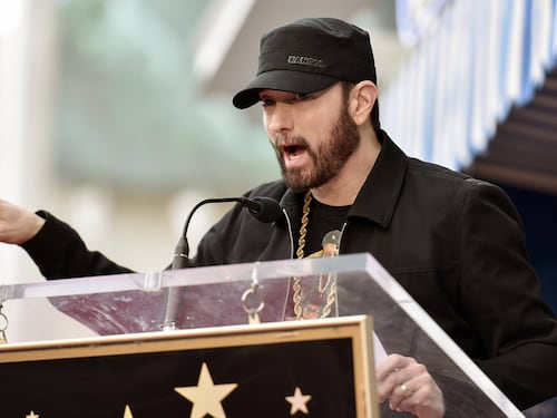 Eminem dona spaghetti a medici e infermieri