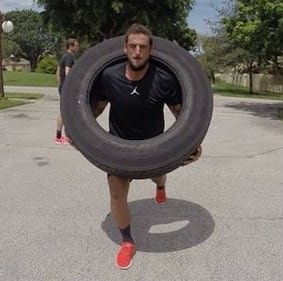 Belinelli come Rocky: trascina automobili e solleva pneumatici 1