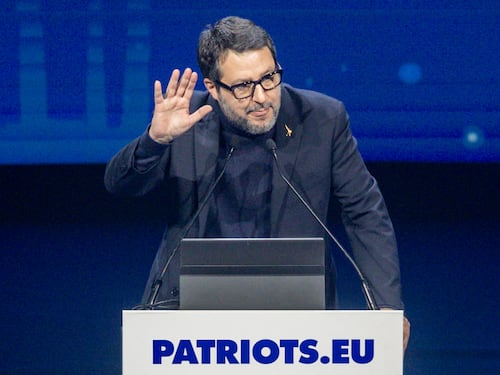 Patrioti, Salvini indica la strada: "Burqa e gender non sono Europa". Blitz delle Femen