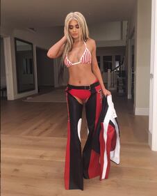 Kylie Jenner sexy in piscina 11