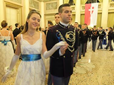 A Milano le debuttanti ballano il valzer. E c'è anche Cenerentola 32