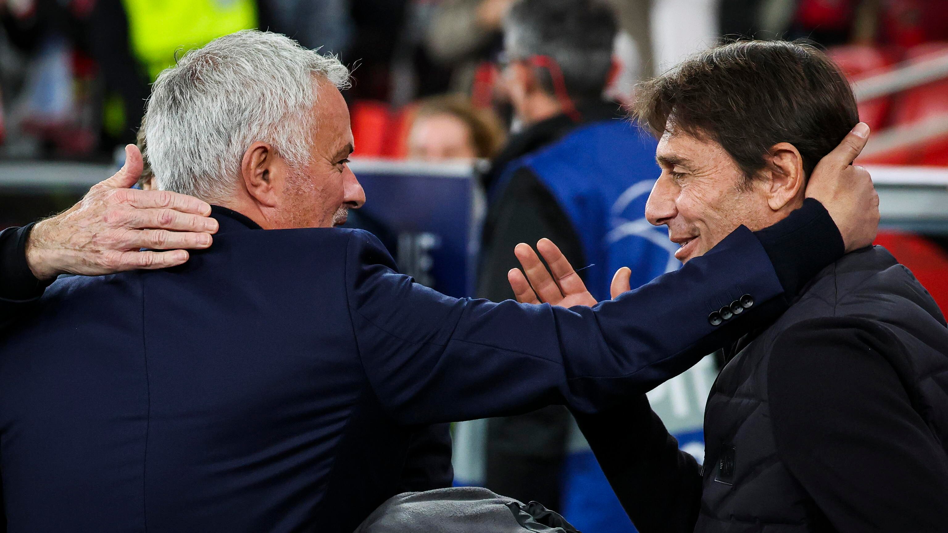 Mourinho toglie il sorriso a Conte: prima l’abbraccio, poi gli fa 2 gol