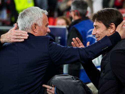Mourinho toglie il sorriso a Conte: prima l’abbraccio, poi gli fa 2 gol