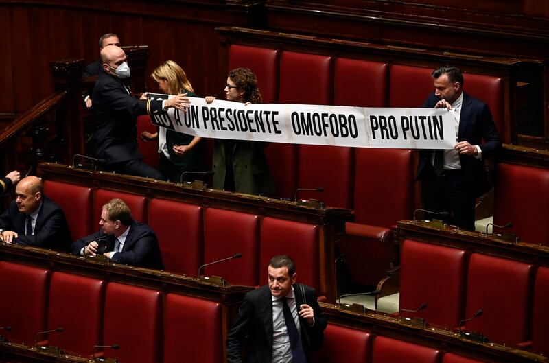 Lo striscione del Pd alla Camera contro Lorenzo Fontana 2