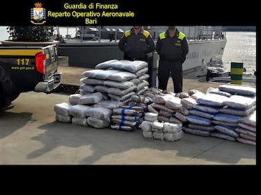 Bari, la guardia di finanza ferma un'imbarcazione piena di droga 3
