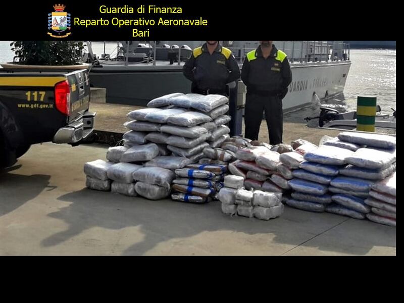 Bari, la guardia di finanza ferma un'imbarcazione piena di droga 3