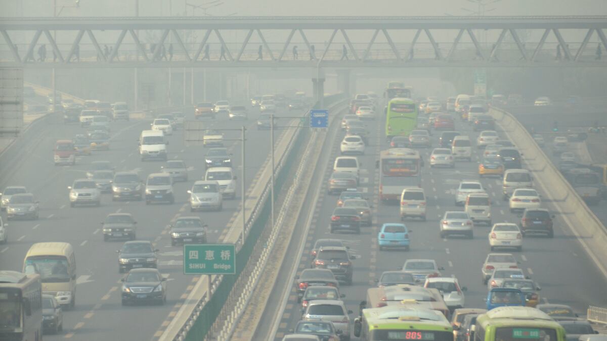 Smog, riscaldamenti abbassati e stop alle auto senza filtro